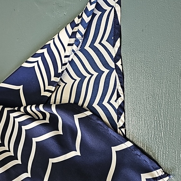 SPENSE WOMEN'S sleevless top. Navy blue and white  geometric design Button. 2 X - Picture 11 of 11